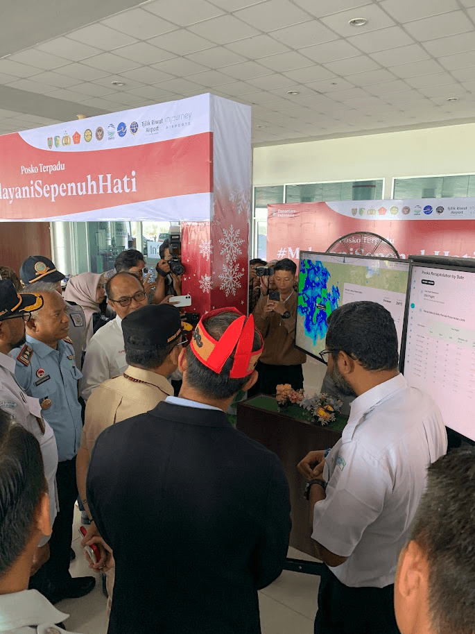 Pak Anton menjelaskan display cuaca bandara di posko ke Gubernur Kalimantan Tengah